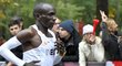 Keňan Eliud Kipchoge dokázal jako první vytrvalec v historii uběhnout maraton pod dvě hodiny.