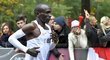 Keňan Eliud Kipchoge dokázal jako první vytrvalec v historii uběhnout maraton pod dvě hodiny.