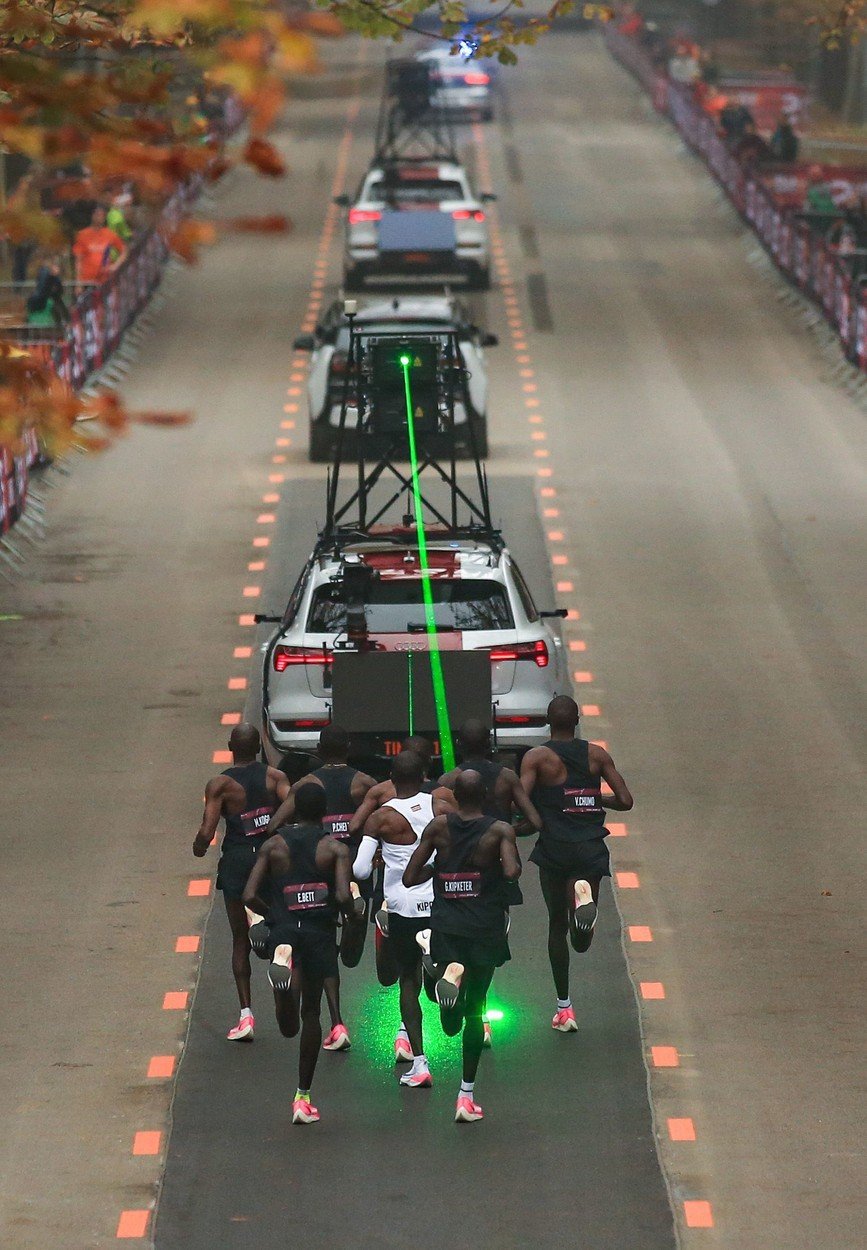 Ve Vídni dosáhl čtyřiatřicetiletý olympijský vítěz času 1:59:40, jeho výkon však nebude oficiálním světovým rekordem. Nebyl totiž dosažen v závodě, ale při speciálním pokusu, při němž mu s tempem pomáhalo 41 vodičů.