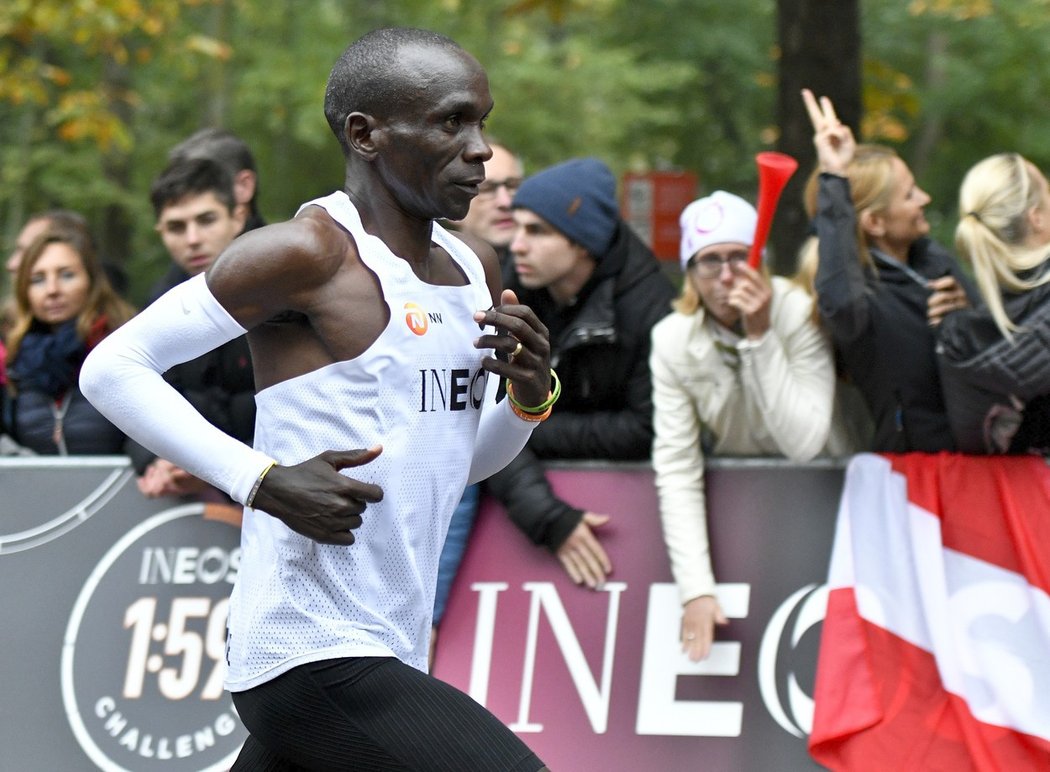 Keňan Eliud Kipchoge dokázal jako první vytrvalec v historii uběhnout maraton pod dvě hodiny.