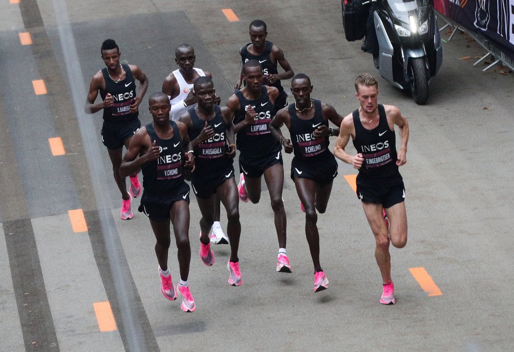 Eliud Kipchoge v obležení vodičů, kteří se kolem něho přesně střídali...