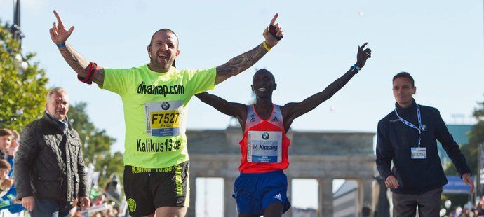 Keňan Kipsang překonal v Berlíně maratonský světový rekord. Doběh mu zkazil muž, který vnikl na trať a protrhl cílovou pásku před Kipsangem.