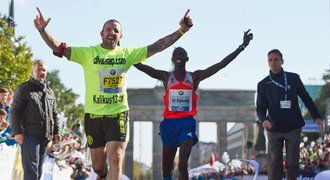 Maratonec Kipsang překonal světový rekord, show mu ukradl muž s reklamou na sex