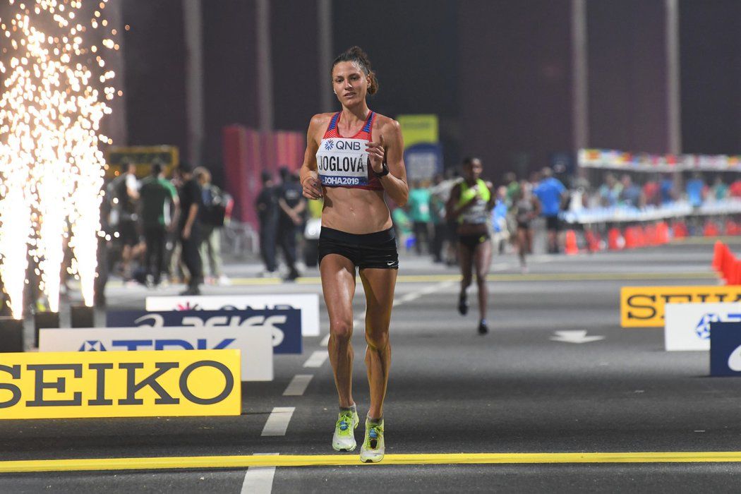 Česká reprezentantka Marcela Joglová při premiéře na MS předčila očekávání a obsadila dvacáté místo v čase 2:52:22.