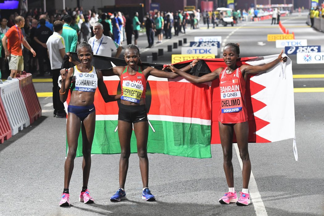 Keňanka Ruth Chepngetichová se stala mistryní světa v maratonu, který vyhrála v čase 2:32:43. Další medaile v nočním závodě na šampionátu v Dauhá získaly obhájkyně titulu Rose Chelimová z Bahrajnu (2:33:46) a Helalia Johannesová z Namibie (2:34:15).