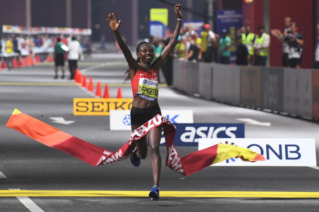 Keňanka Ruth Chepngetichová se stala mistryní světa v maratonu, který vyhrála v čase 2:32:43.