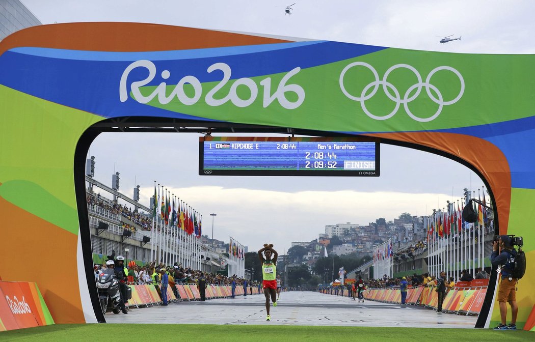 Keňan Eliud Kipchoge probíhá jako vítěz cílem olympijského maratonu v Riu