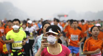 Maraton v rouškách. V Pekingu překročili 16krát hranici smogu