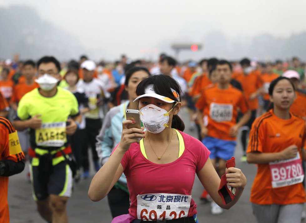 Kolem 30 000 běžců vyrazilo na trať navzdory tradičnímu místnímu smogu. Povolené emisní hodnoty byly překročeny šestnáctinásobně