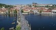 Závodníci Pražského maratonu se proběhli také po Karlově mostě