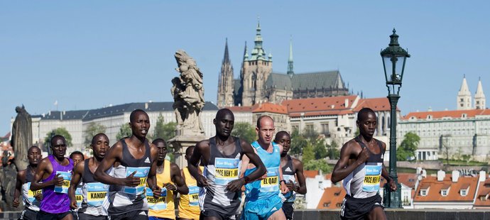 Pražský maraton vyhrál Lawrence Cherono ukrytý v čelní skupince