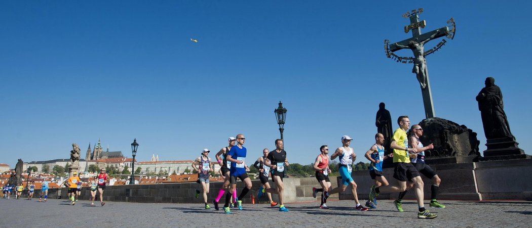 Trať Pražského maratonu vedla tradičně po Karlově mostě