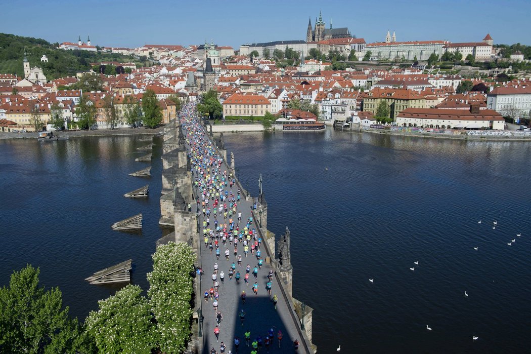 Závodníci Pražského maratonu se proběhli také po Karlově mostě