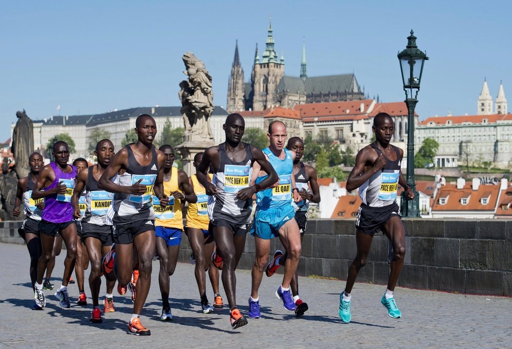 Pražský maraton vyhrál Lawrence Cherono ukrytý v čelní skupince