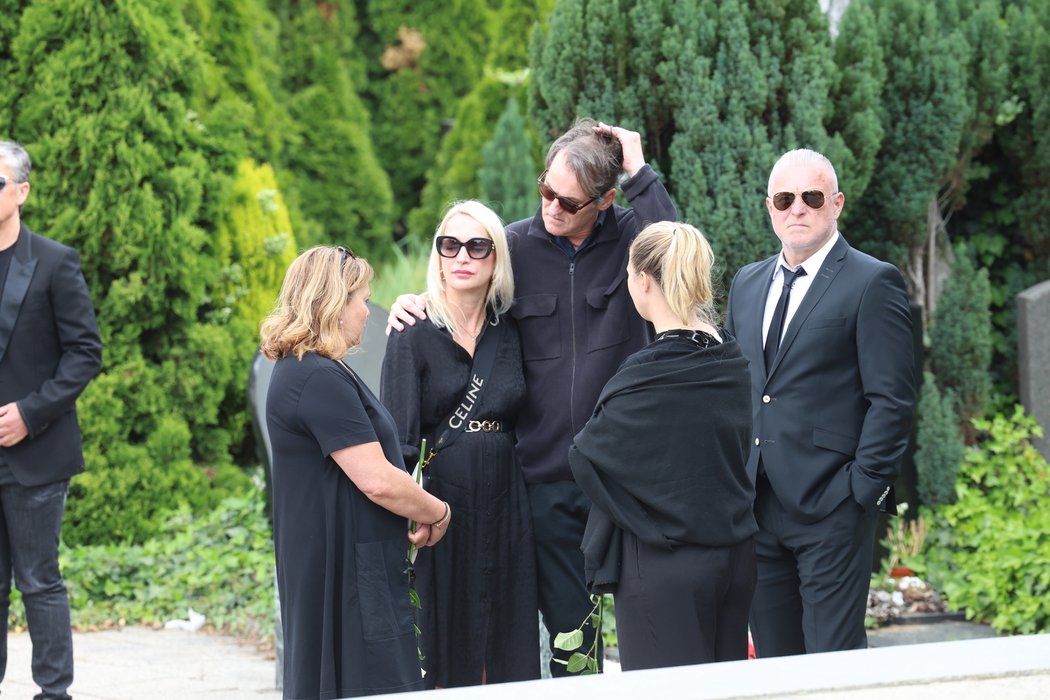 Poslední rozloučení s Markem Všetíčkem se konalo ve strašnickém krematoriu. Vedle Jiřího Hrdiny přišel také bývalý tenista Karel Nováček (uprostřed)