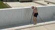 Bývalý hokejista Marián Hossa se pustil do čištění svého bazénu, který svou velikostí rozhodně není jen na tři tempa