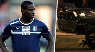 Balotelli zdemoloval při nehodě audi, odmítl test a přišel o řidičský průkaz