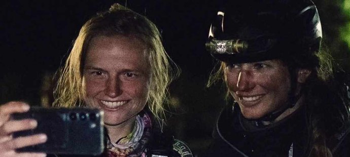 Česká ultramaratonská cyklistka Markéta ,,Peggy" Marvanová (vlevo) projela cílem společně se svou soupeřkou, které se na kole poškodila přehazovačka