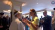 Čerstvá vítězka Wimbledonu Markéta Vondroušová po svém triumfu prohodila pár slov s princeznou Kate