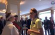 Čerstvá vítězka Wimbledonu Markéta Vondroušová prohodila pár slov s princeznou Kate Čerstvá vítězka Wimbledonu Markéta Vondroušová prohodila pár slov s princeznou Kate