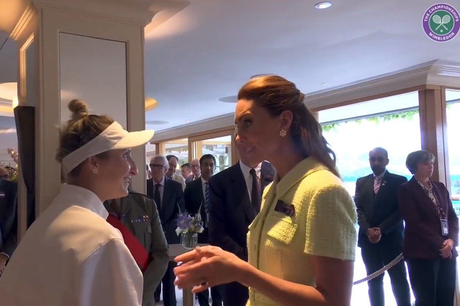 Čerstvá vítězka Wimbledonu Markéta Vondroušová prohodila pár slov s princeznou Kate