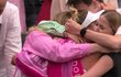 Vondroušová šla ihned po triumfu ve Wimbledonu obejmout své nejbližší