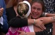 Speciální objetí patřilo její deblové parťačce Miriam Kolodziejové, která se kvůli ní vzdala čtyřhry