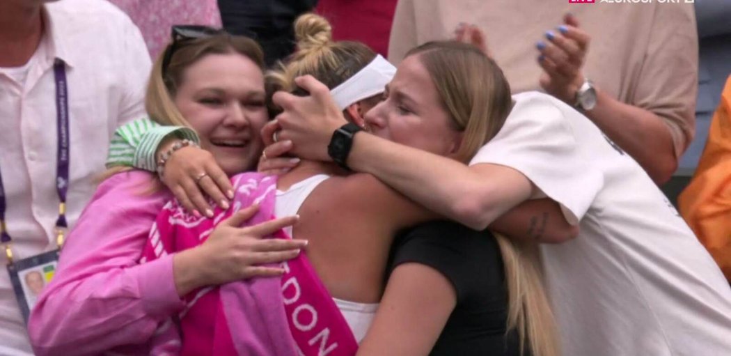 Vondroušová šla ihned po triumfu ve Wimbledonu obejmout své nejbližší