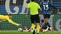 Brankář Markovič se vrhá po míči, pomáhá mu bránící David Zima