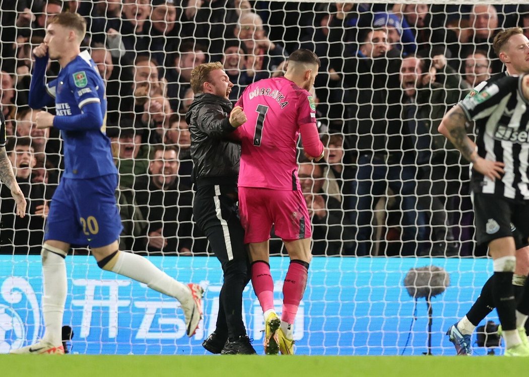 Jeden z »fanoušků« Chelsea napadl po vyrovnávacím gólu slovenského gólmana Martina Dúbravku