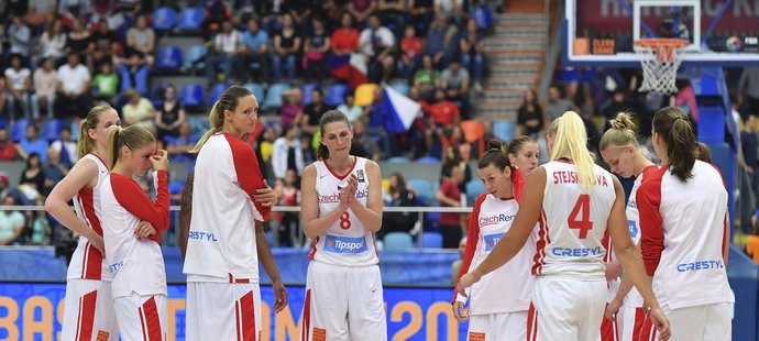 Zničené české basketbalistky po prohře s Maďarskem, která znamenala konec nadějí na postup ze skupiny