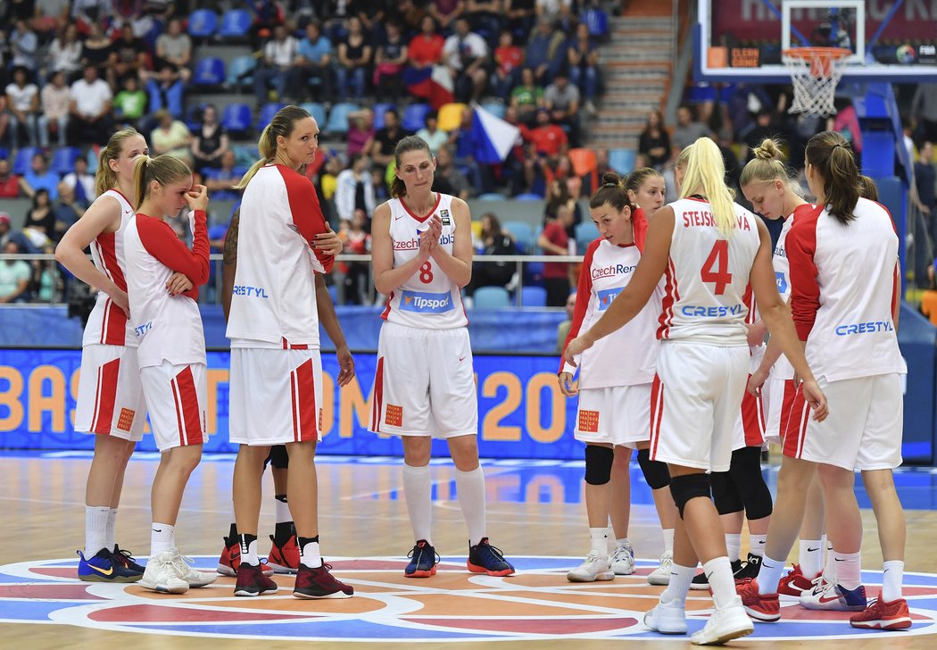 Zničené české basketbalistky po prohře s Maďarskem, která znamenala konec nadějí na postup ze skupiny