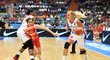 Maďarská basketbalistka Zsofia Fegyvernekyová se snaží vyhnout Kie Vaughnové, která chce postavit clonu pro Michalu Stejskalovou