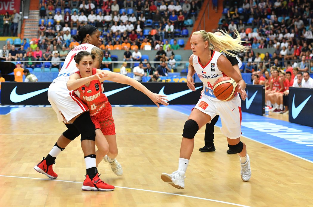 Maďarská basketbalistka Zsofia Fegyvernekyová se snaží vyhnout Kie Vaughnové, která chce postavit clonu pro Michalu Stejskalovou