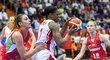 Maďarské basketbalistky se snaží ubránit Kiu Vaughnovou