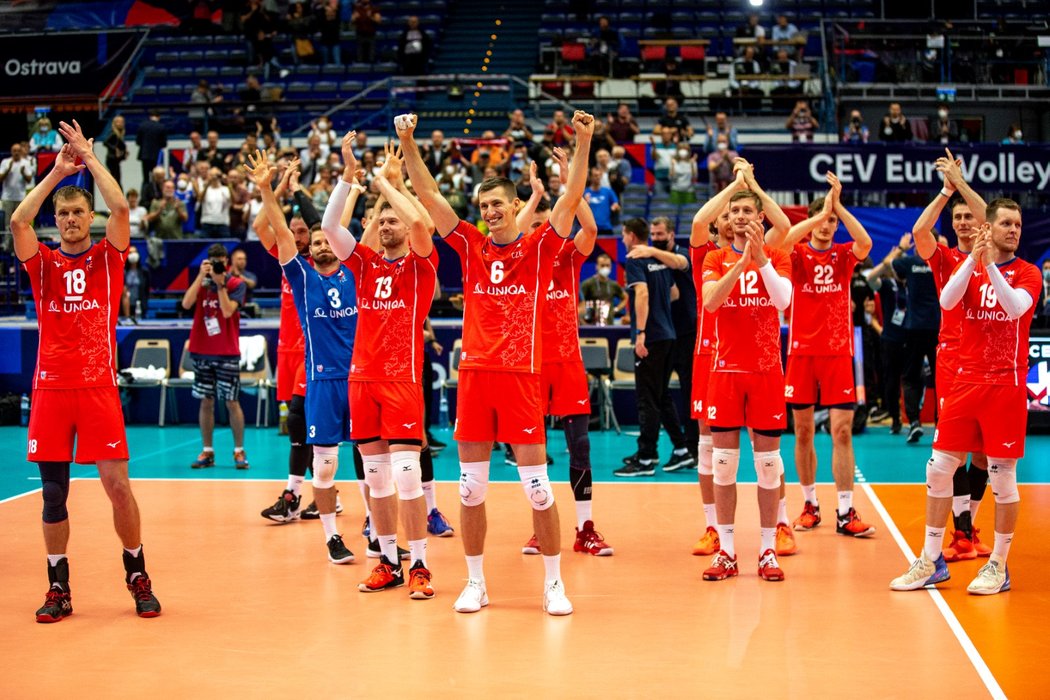 Čeští volejbalisté děkují fanouškům v Ostravě po úvodní výhře na mistrovství Evropy