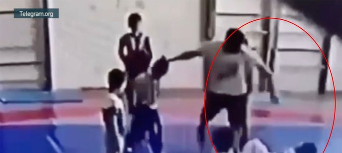 Podle záběrů z kamery byl Chalilov ke svým žákům mimořádně krutý