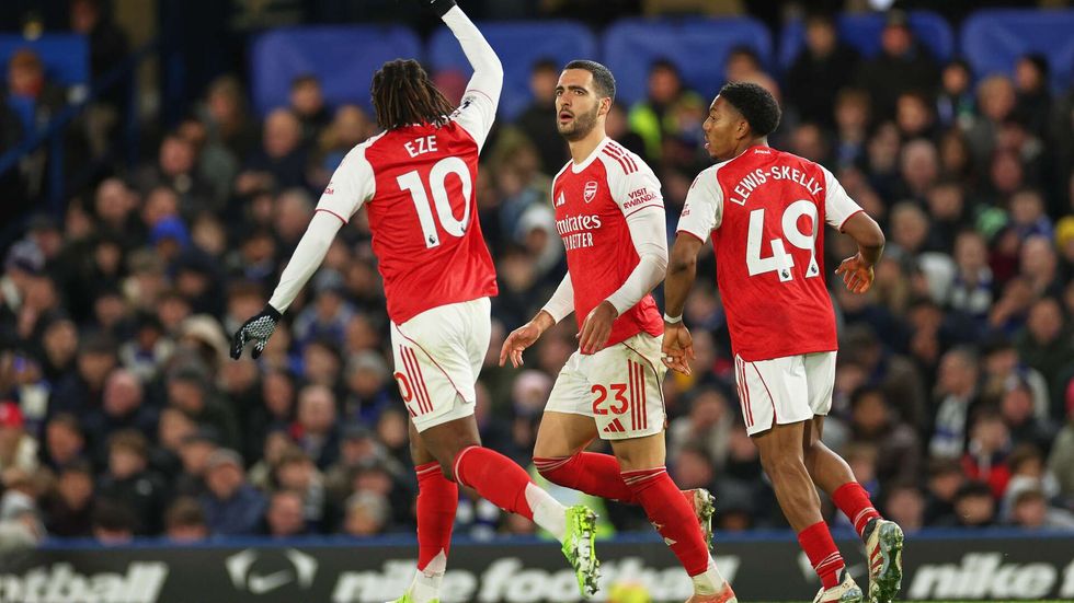 Mikel Merino (uprostřed) slaví gól se spoluhráči Eberechim Ezem a Mylesem Lewisem-Skellyou