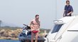 Lionel Messi si užívá dovolenou se synem Thiagem a přítelkyní Antonellou na jachtě v Ibize