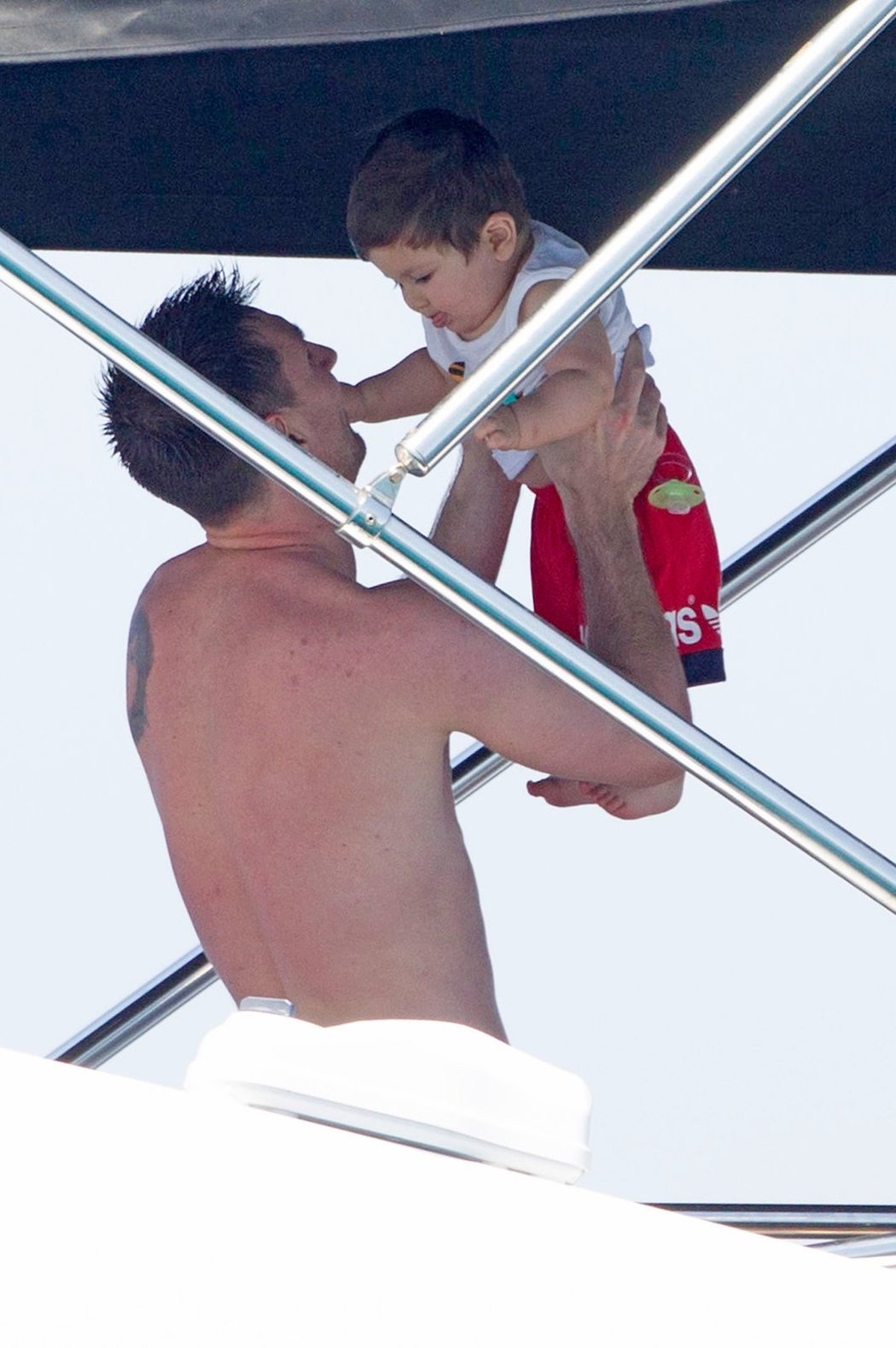 Pojď k tátovi! Messi na dovolené odpočívá i se synem Thiagem