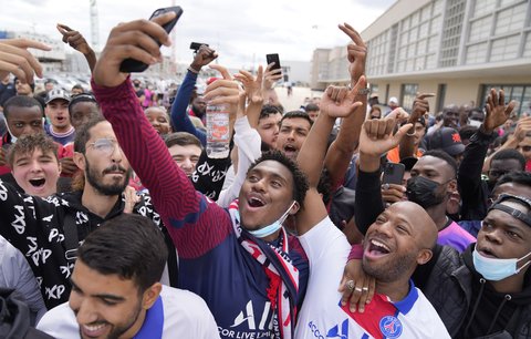 Fanoušci PSG před letištěm čekají na Lionela Messiho