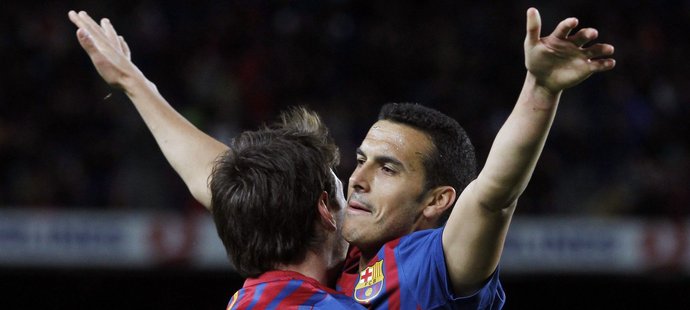 Pedro Rodriguez (vpravo) se raduje s Messim ze svého gólu.