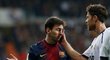 Záložník Realu Madrid Xabi Alonso chlácholí nespokojeného Lionela Messiho, největší hvězdu Barcelony