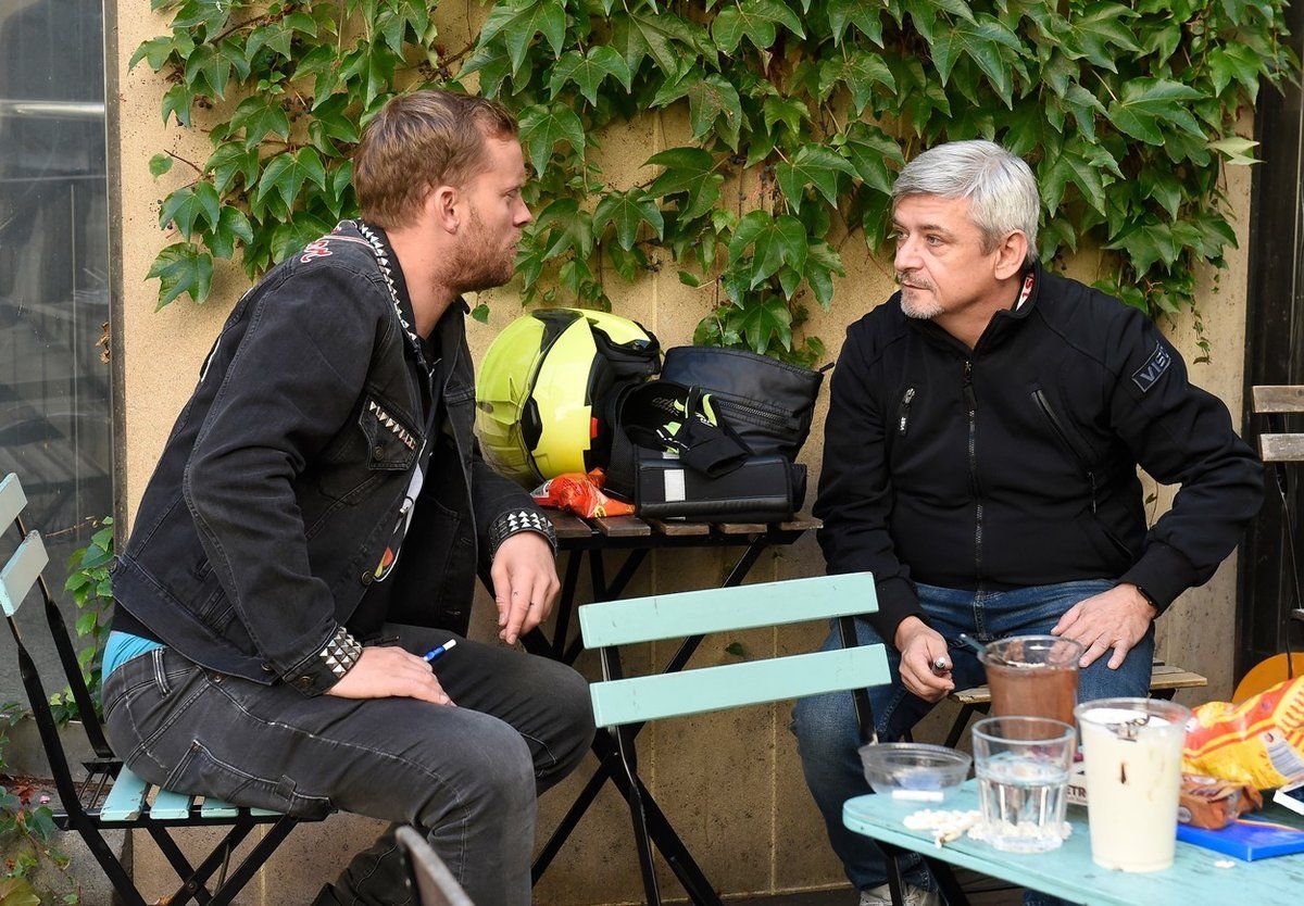 Jakub Prachař (vlevo) a Michal Suchánek (vpravo) v pražské kavárně Café Neustadt