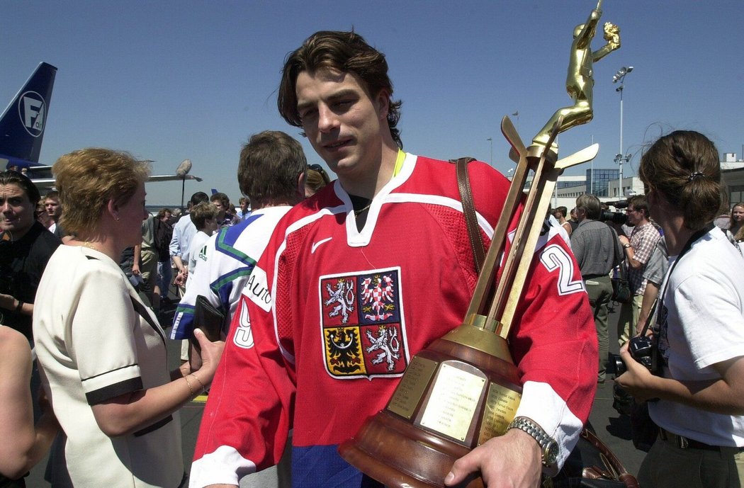 Veleúspěšný hokejista Sýkora (na snímku s titulem mistrů světa 2000) se po kariéře proměnil v mizerného podnikatele