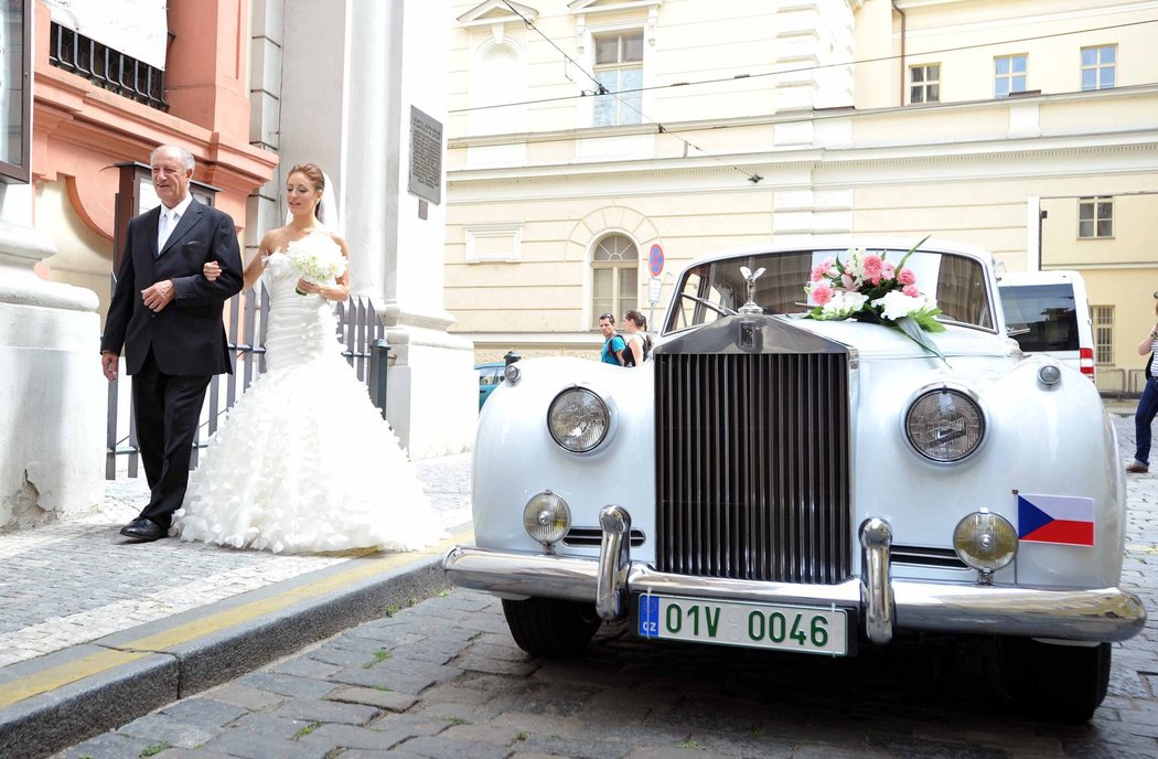 Jako dopravní prostředek zvolili novomanželé veterána značky Rolls-Royce