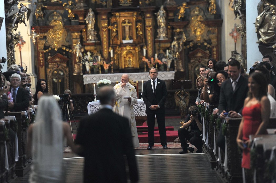 Vnitřek kostela zaplnili přátelé a rodiny obou partnerů