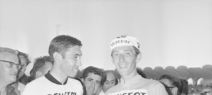 Roger Pingeon (vpravo), vítěz Tour de France z roku 1967, a Eddy Merckx v dresech Michelin.