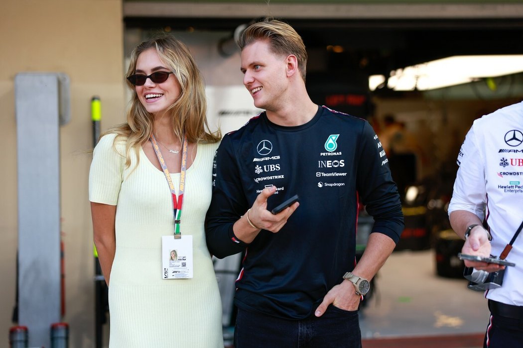 Laila Hasanovičová, přítelkyně Micka Schumachera, navštívila Michaela Schumachera