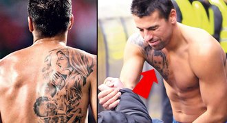 Baroš už má tetování dětí kompletní: Na hrudi mu přibyl syn!
